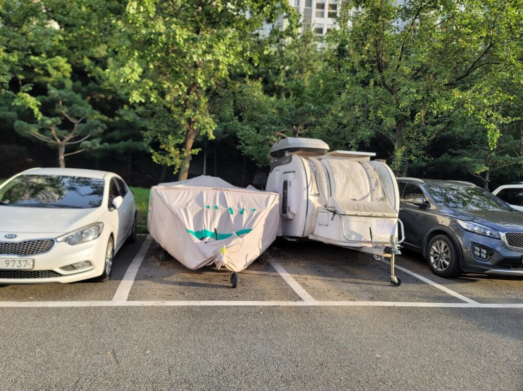 캠핑카 알박기 공영주차장 알박기중인캠핑카