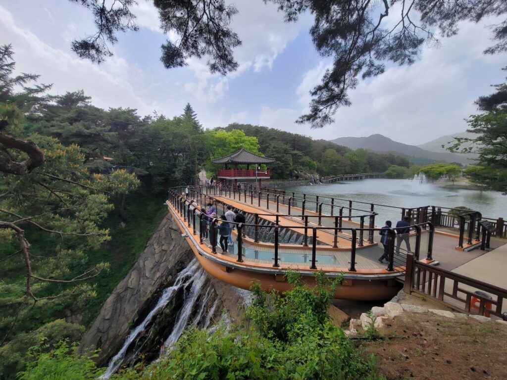 의림지 인공폭포